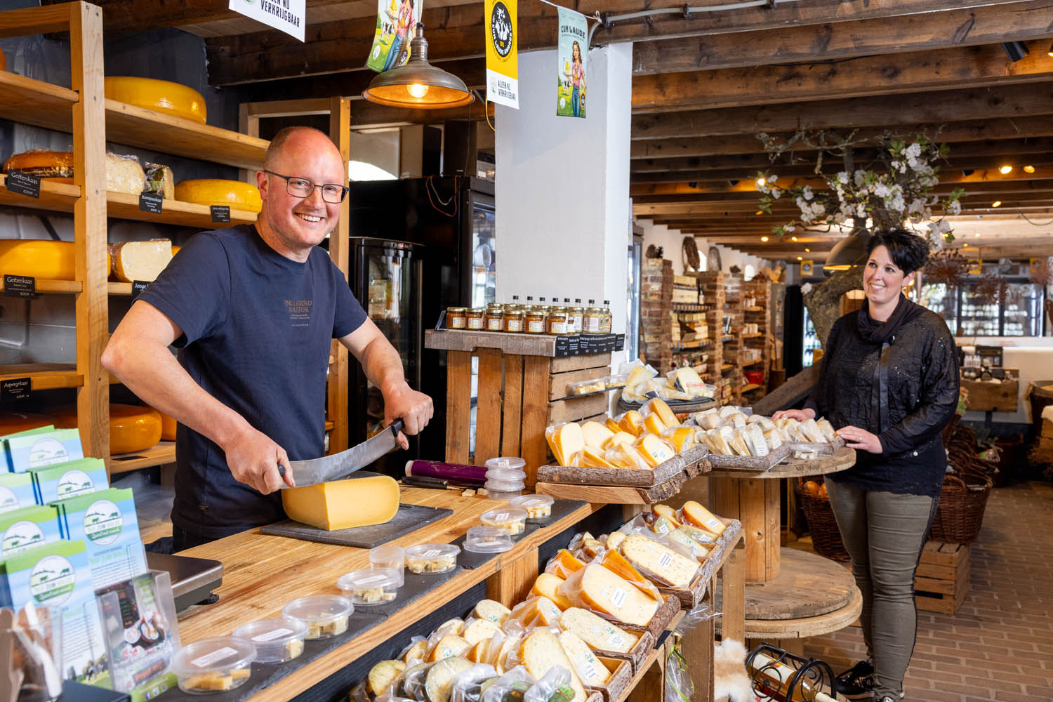 Kaaswinkel waar Pierre en Jessica aan het werk zijn met het snijden van kaas.