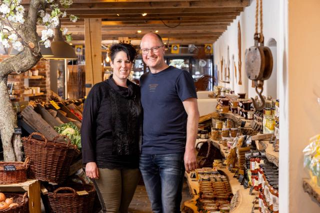 Jessica en Pierre Hopman geportretteerd in hun kaaswinkel 